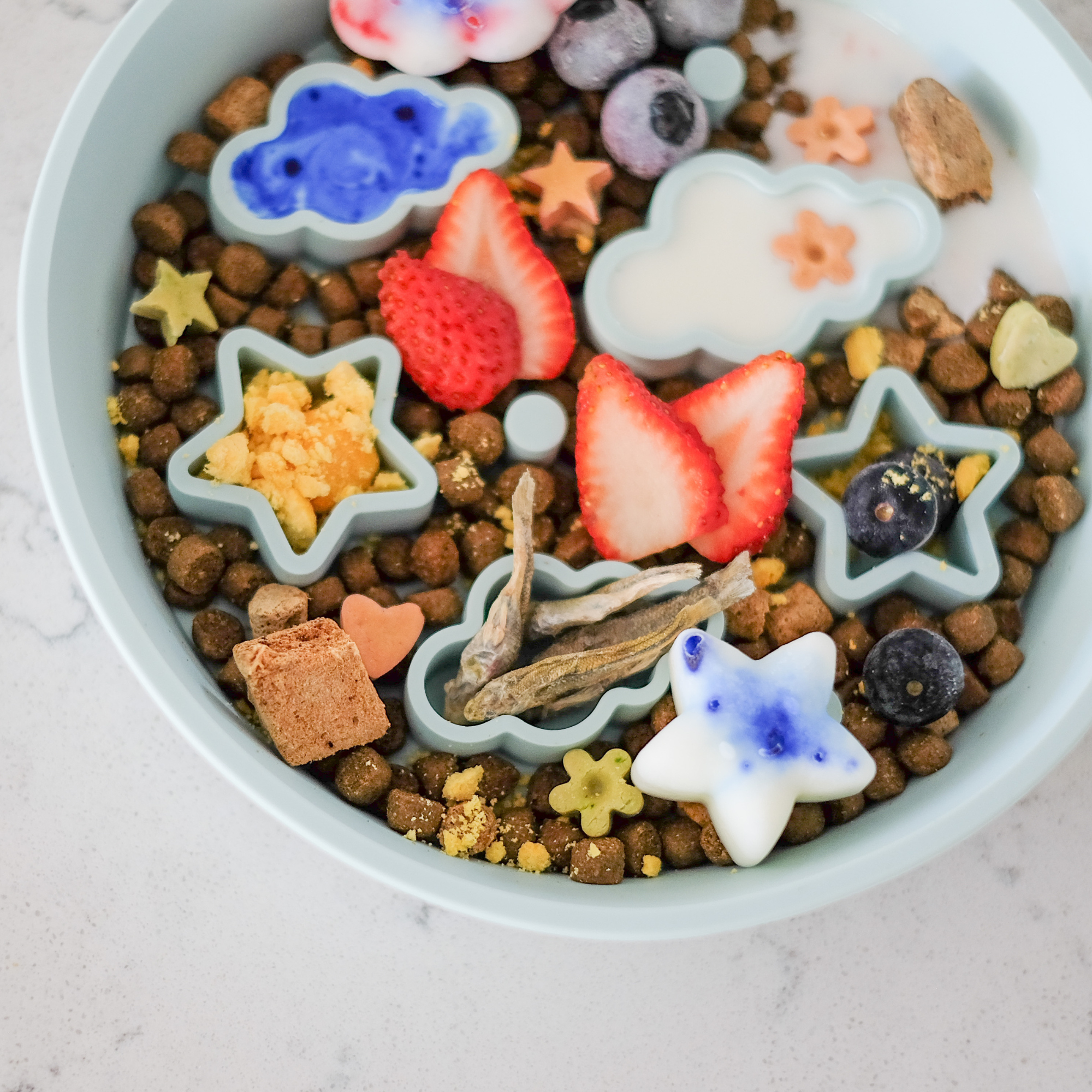 food in non toxic silicone Emerypets Star Cloud slow feeder for dog in blue color